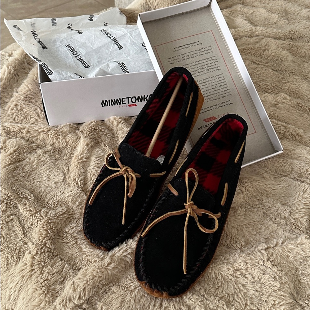 Minnetonka Men's black Moccasin Loafers slippers brand new size 13